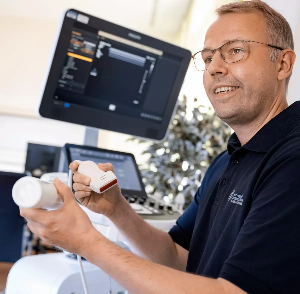 Ein Arzt hält ein medizinisches Gerät, das für die individuelle Therapie von Erkrankungen des zentralen und peripheren Nervensystems eingesetzt wird.