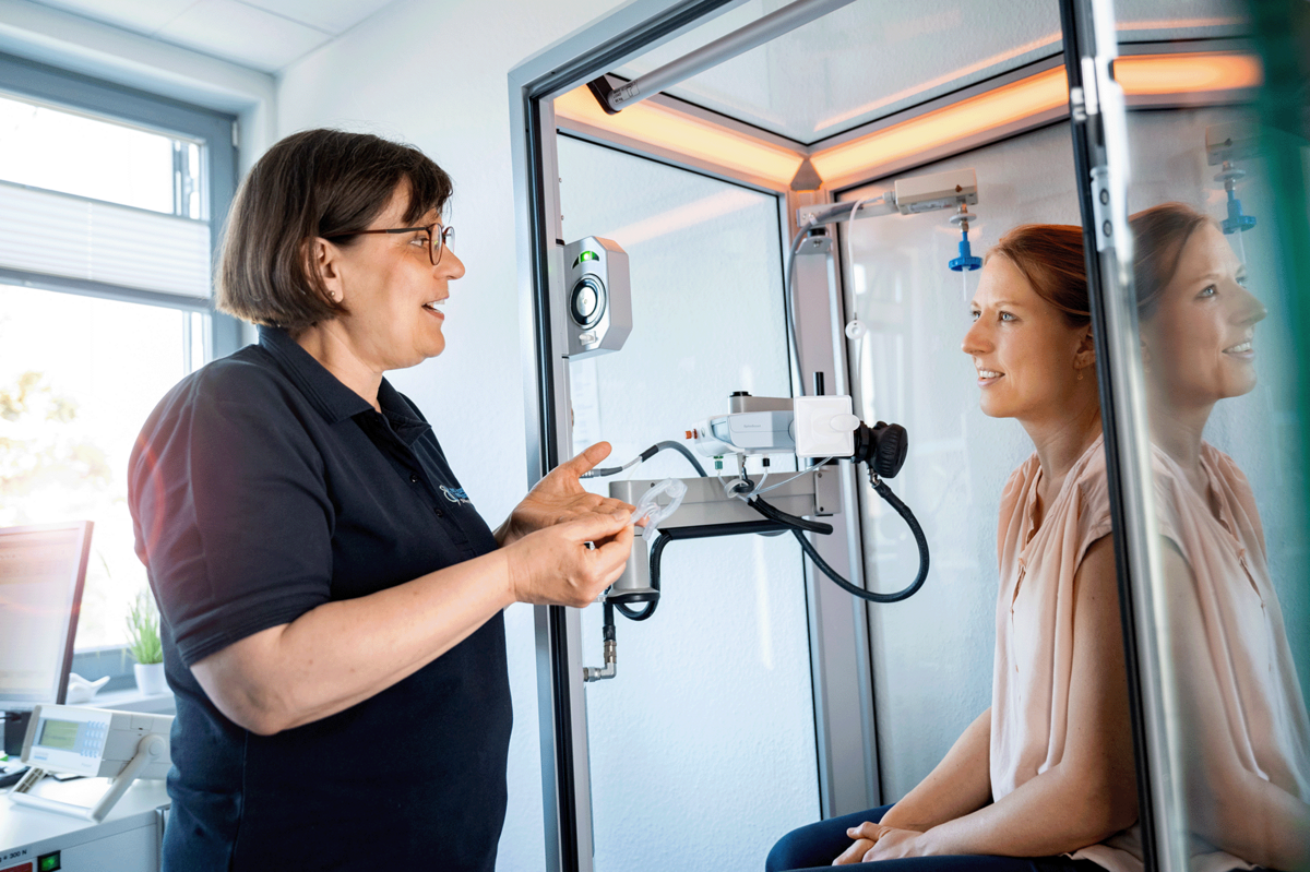 Individuelle pneumologische Beratung: Eine Fachkraft erläutert der Patientin die nächsten Schritte der Diagnostik.