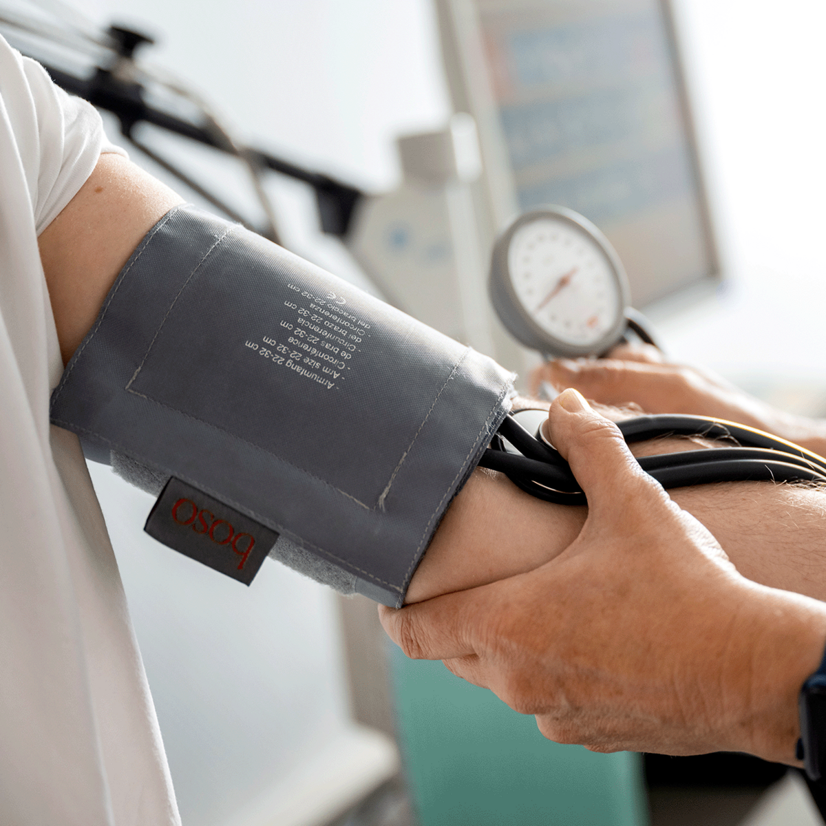Es wird eine Bluthochdruck Messung am Arm durchgeführt.