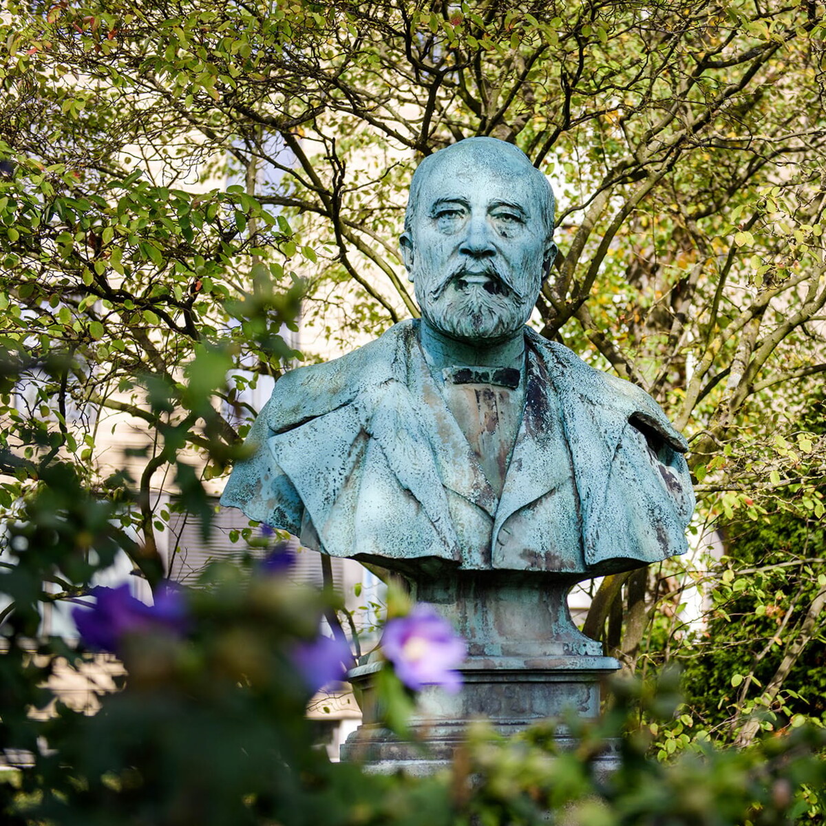 Die Statue von Heinrich Schüchtermann, Gründer der Schüchtermann-Klinik